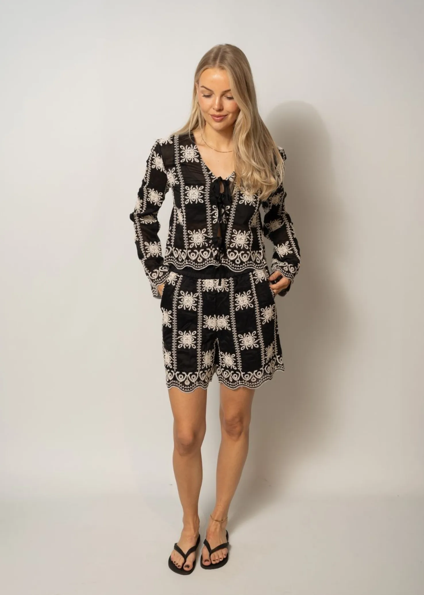 ROUGE EDIT ROUNALA L/S V-NECK TIE TOP